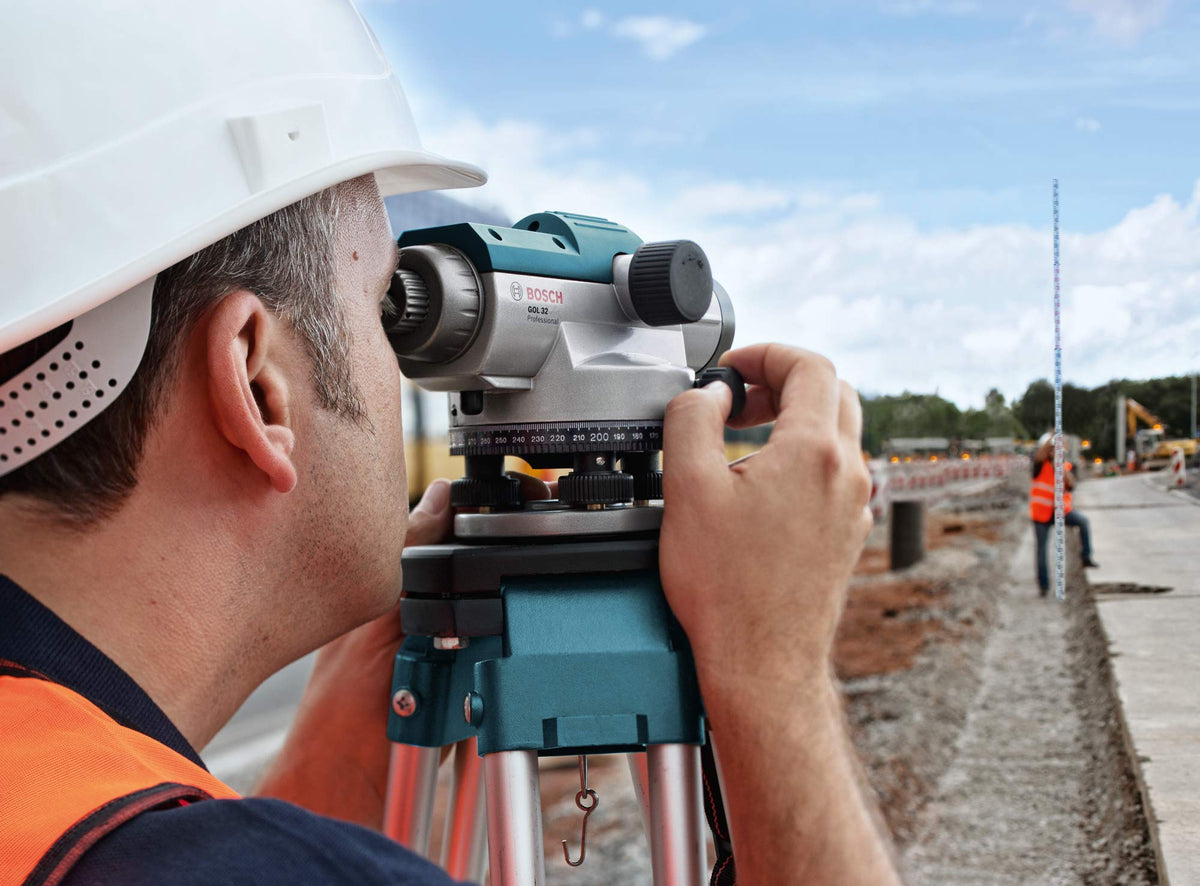 BOSCH GOL 32CK 32X Automatic Optical Level Kit, Includes Aluminum Tripod, Grade Rod, Plumb Bob, Tool Kit, & Carrying Case