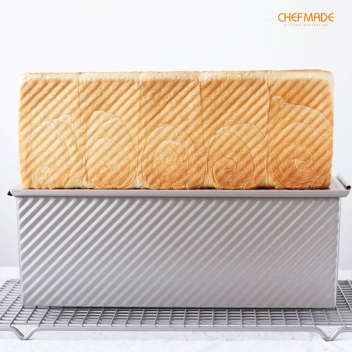 CHEFMADE Loaf Pan with Lid,Commercial Pullman Bread Pan 2.2Lb Dough Capacity,Non-Stick Bakeware Carbon Steel Bread Toast Mold with Cover for Baking Bread (Champagne Gold)