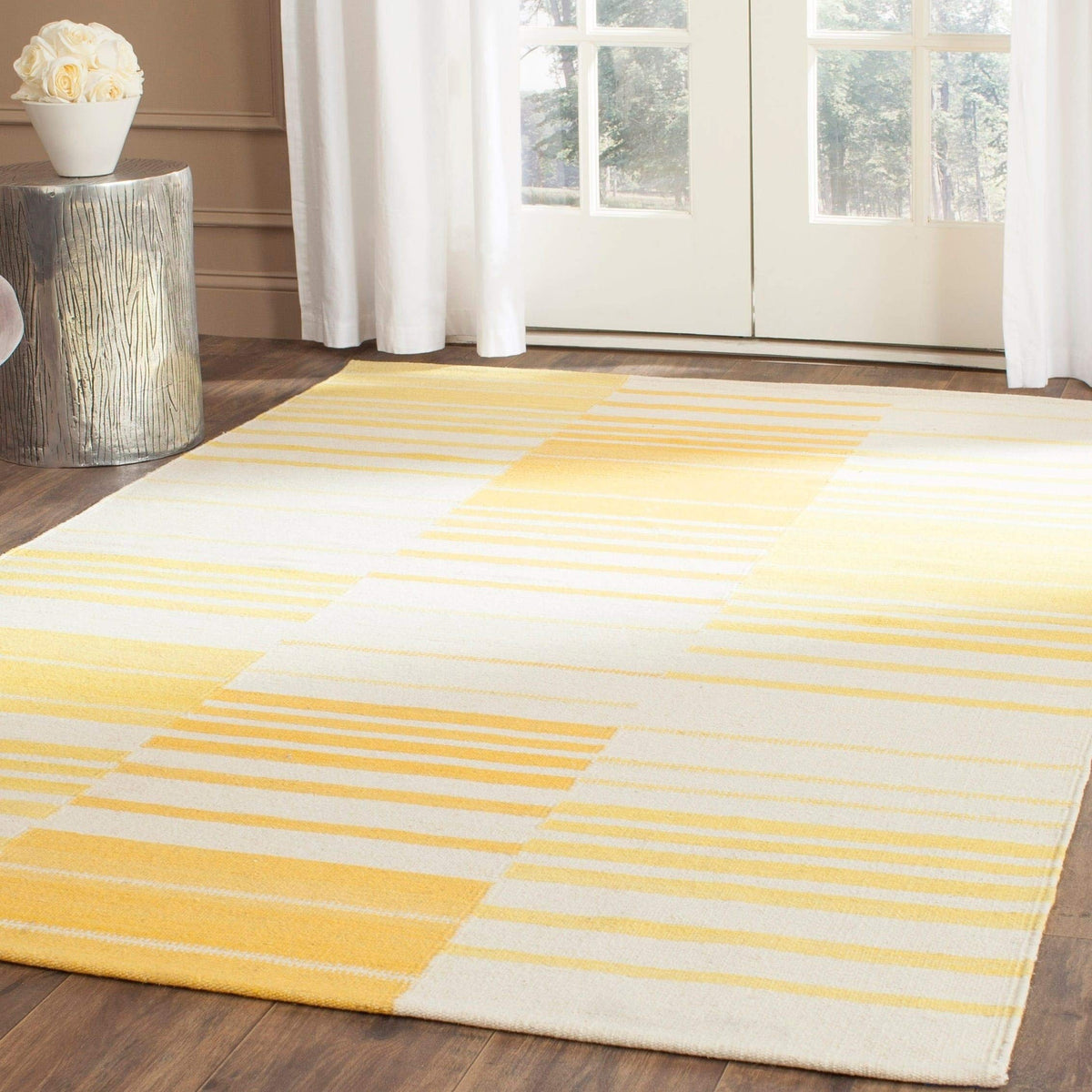 SAFAVIEH Kilim Collection Accent Rug - 4' x 6', Gold & Ivory, Handmade Flat Weave Wool, Ideal for High Traffic Areas in Entryway, Living Room, Bedroom (KLM953D)
