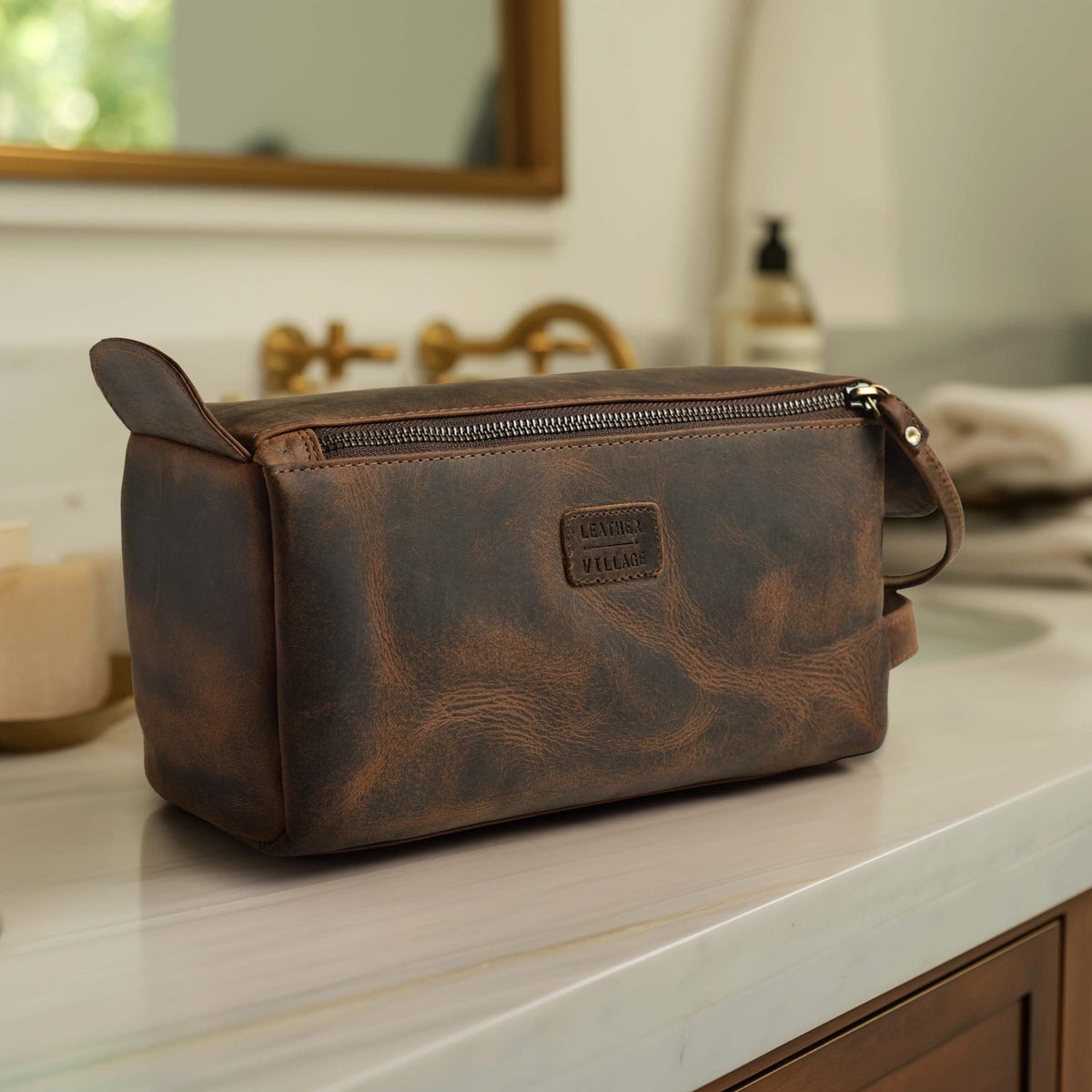 LEATHER VILLAGE Genuine Leather Travel Toiletry Bag - Water-Resistant Dopp Kit for Toiletries, Large Shaving Bag & Bathroom Organizer - Gift for Men & Women - Rustic Brown