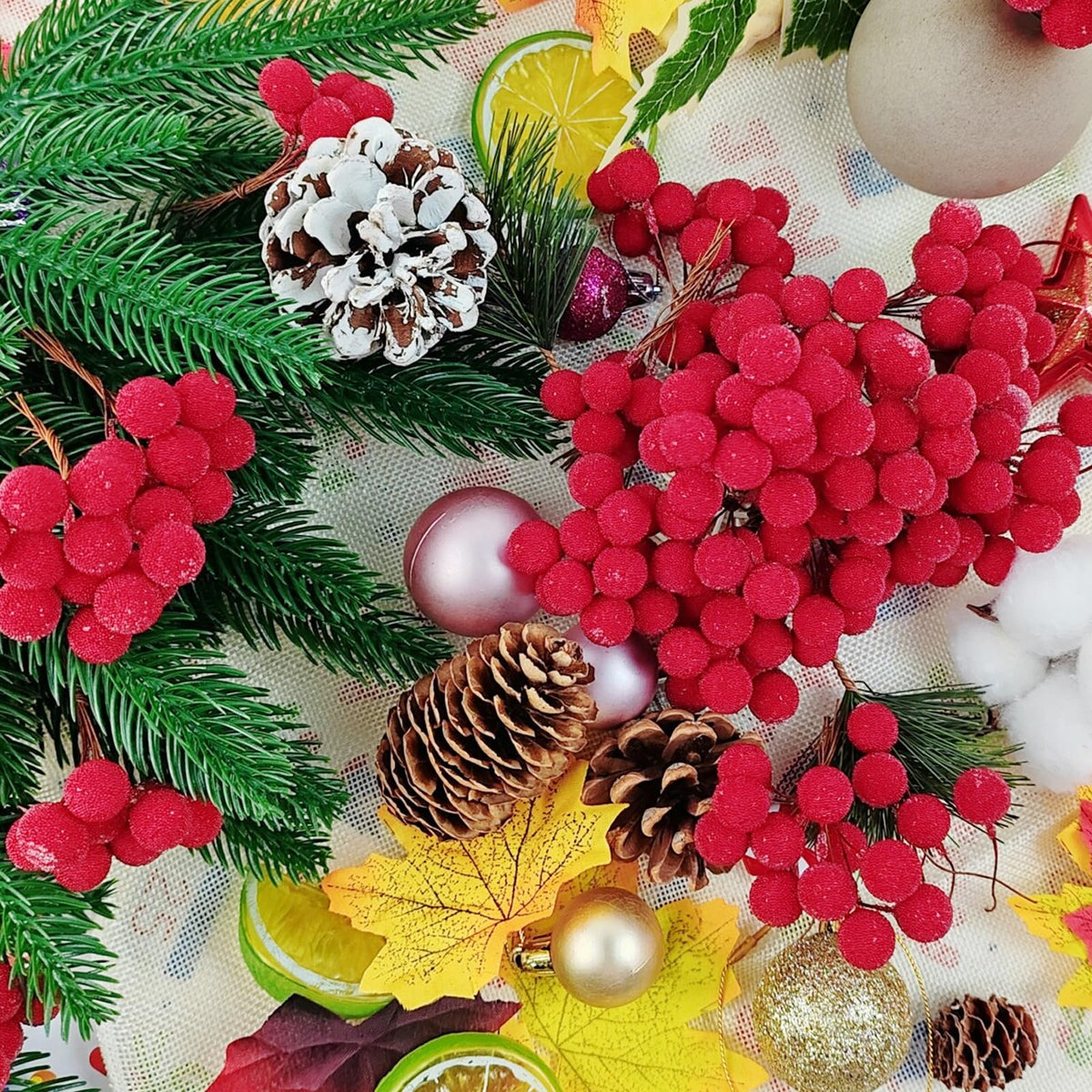 YOOHUA 300PCS 12mm Artificial Holly Berries, Artificial Berry, Mini Frosted Fruit Holly Berries for Christmas Tree Decorations Crafts Party Wedding Holiday Season Winter Décor Home Decor