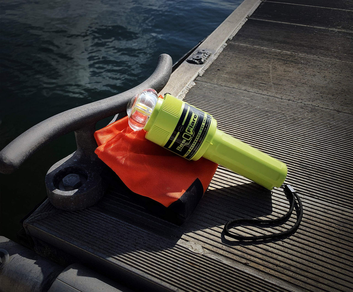 ACR ResQFlare E-Flare Safety Kit - Marine Electronic Boat Flare Meets USCG Daytime and Nighttime Coast Guard Boating Requirements, Emergency Flare for Boating, Marine Safety, Boat Survival